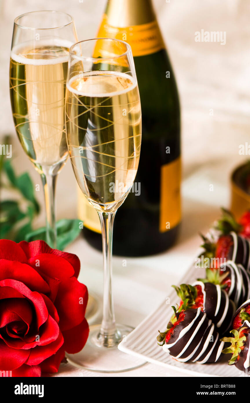 Champagne and chocolate covered strawberry Stock Photo - Alamy