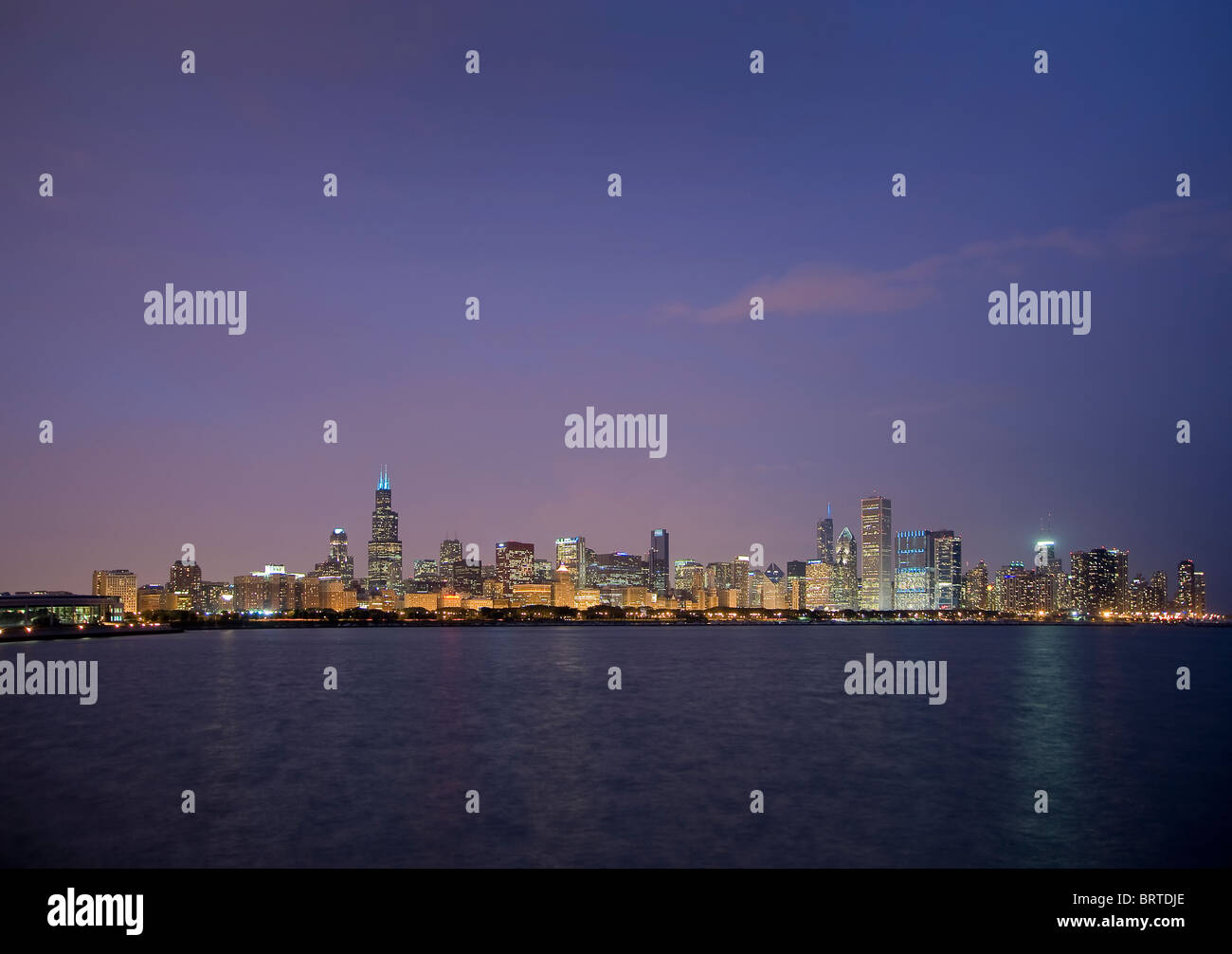 Chicago night skyline hi-res stock photography and images - Alamy