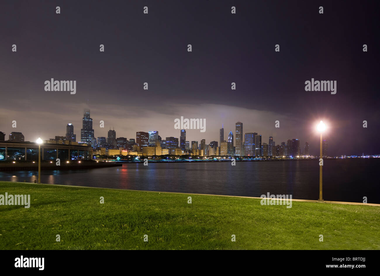 Chicago night skyline hi-res stock photography and images - Alamy
