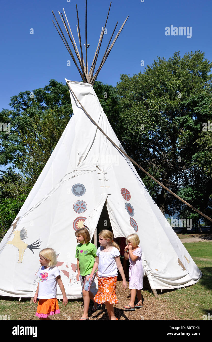 Native tipi girl hi-res stock photography and images - Alamy