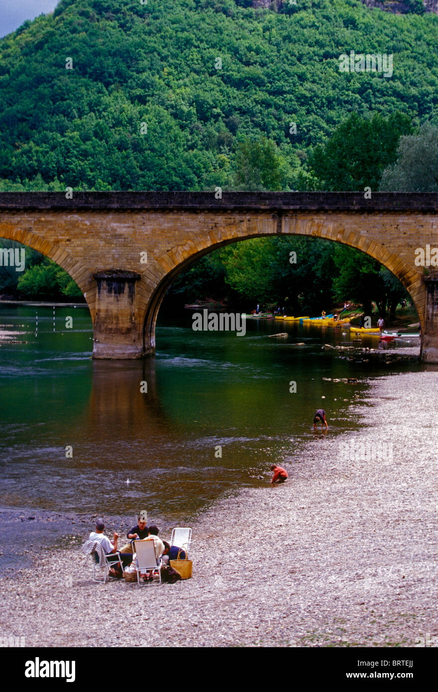 people, tourists, picnic, picnicking, canoe, canoe ride, canoeing