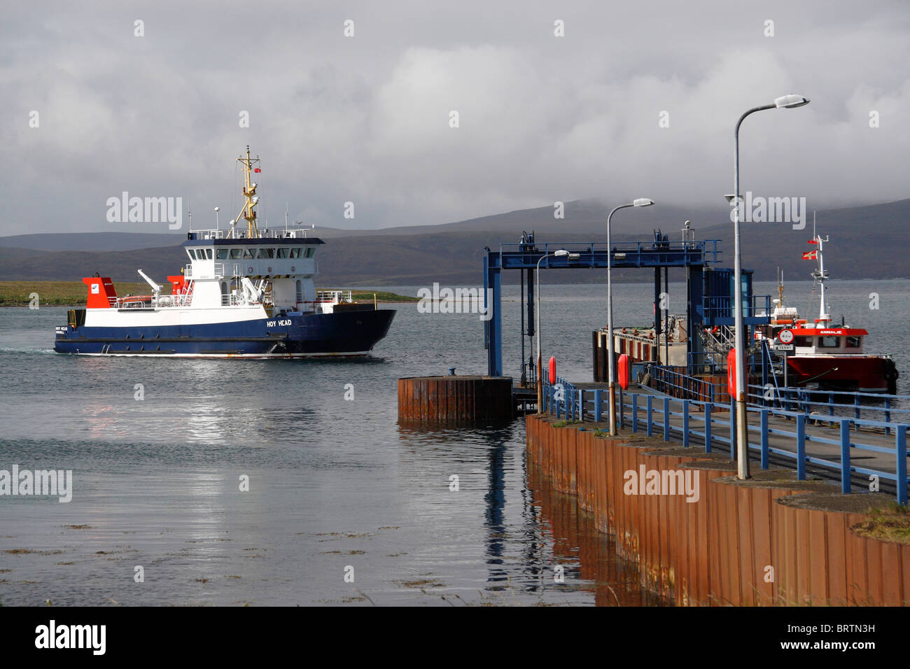 'Hoy Head' ferry between Houton and Lyness, arriving at Lyness pier Stock Photo