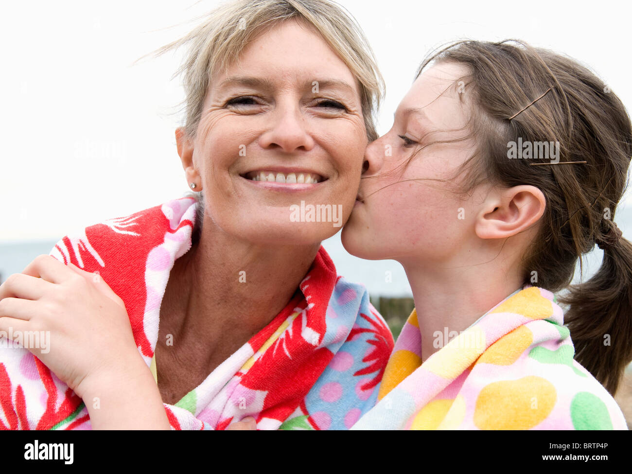 Лижет внучке видео. Лезбы бабушка и внучка. Бабушка целует. Бабушка с внучкой Лесбиан. Бабушка целует подростка.