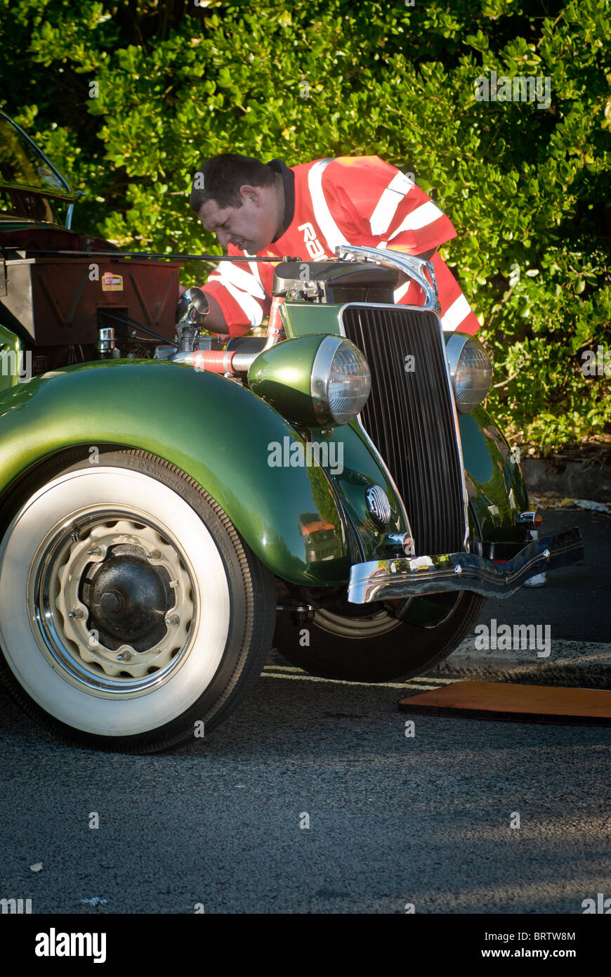 RAC man tries to fix broken down classic car Stock Photo Alamy
