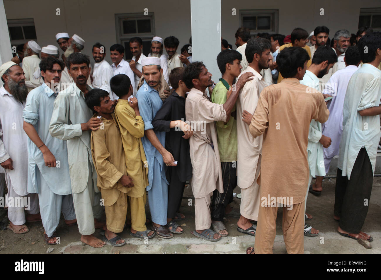 aid distribution to pakistan flood victims Stock Photo