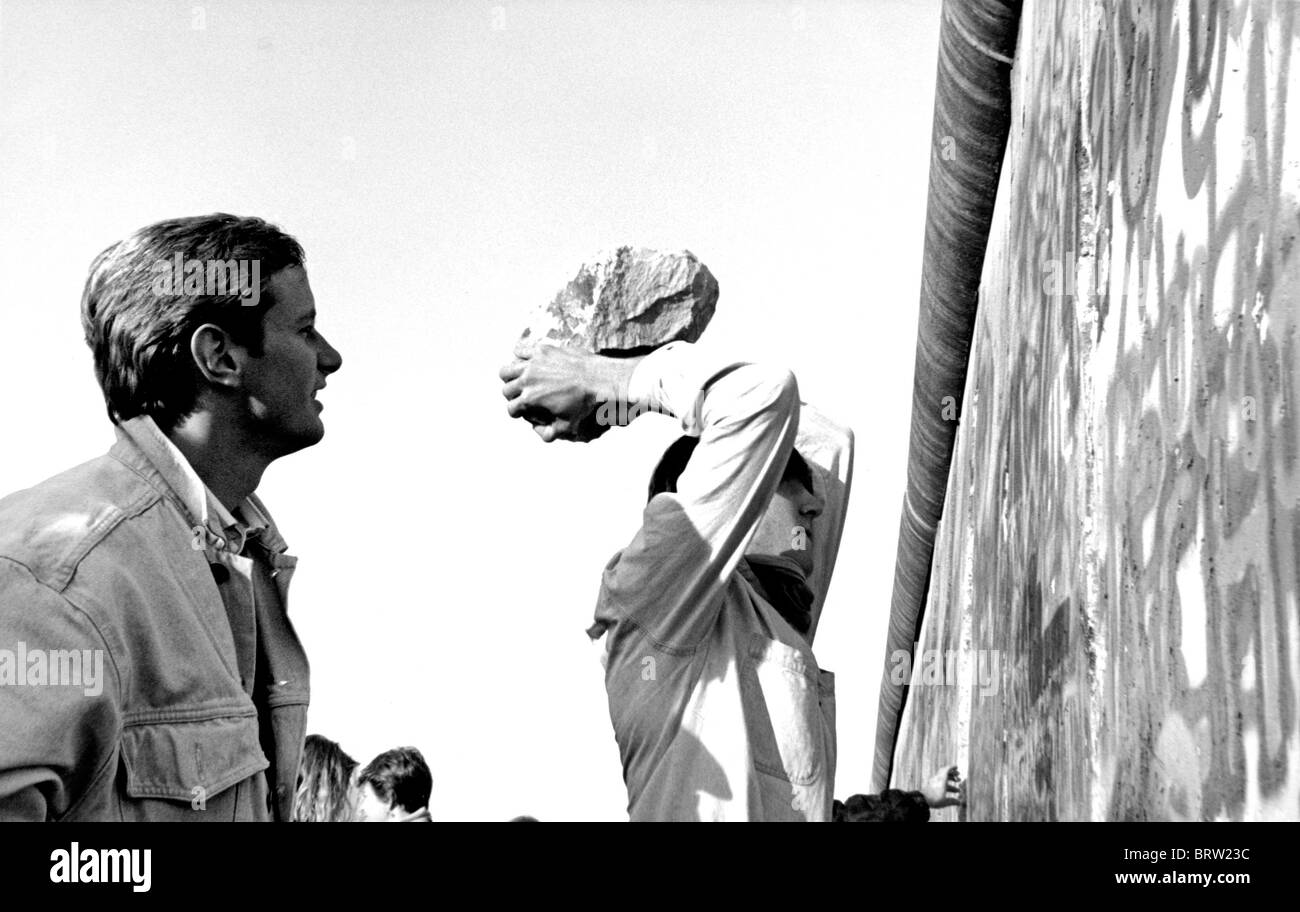 Fall of the Berlin Wall, people tearing down the wall, Saturday the