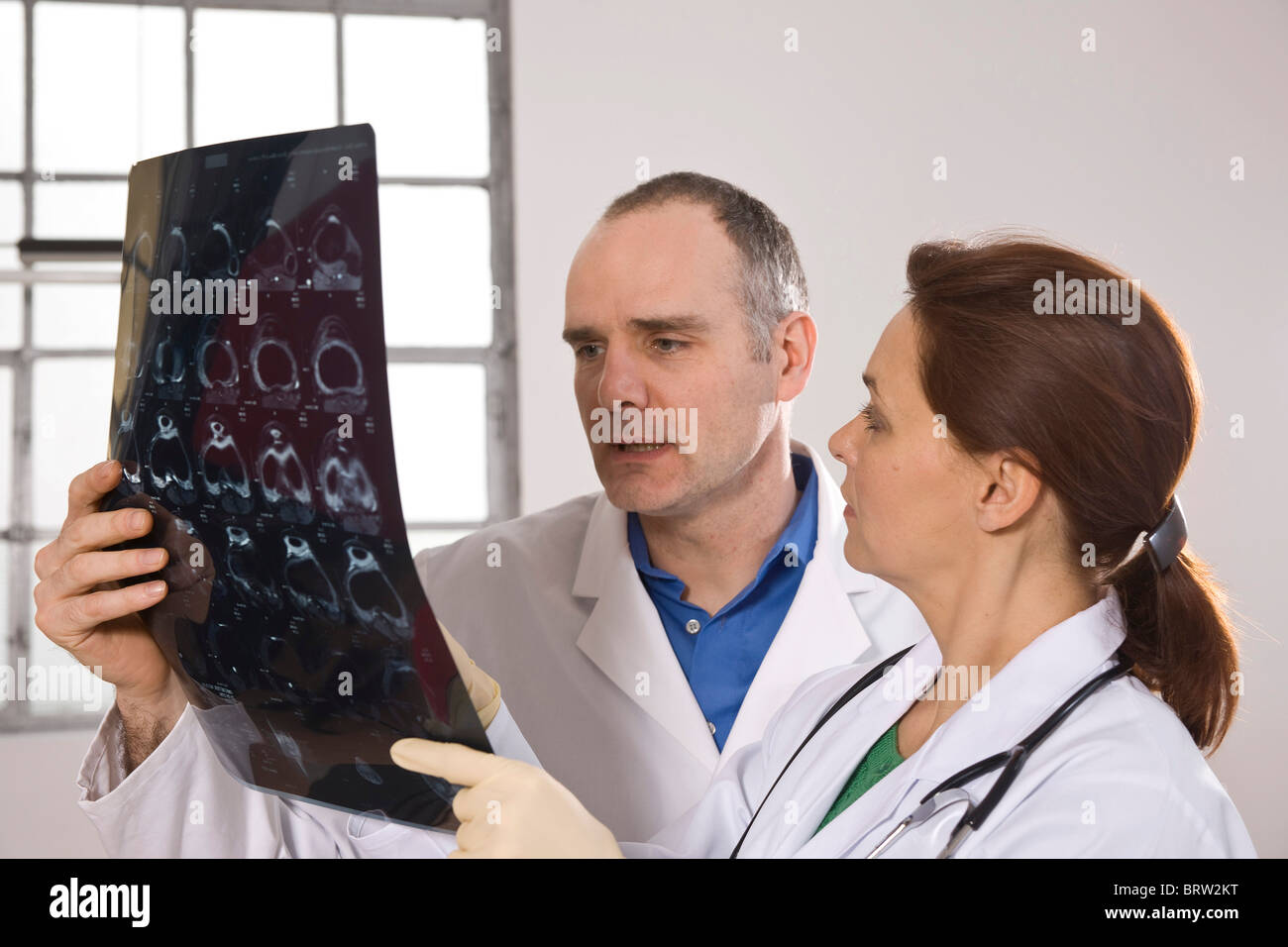 Two doctors looking at an x-ray Stock Photo - Alamy