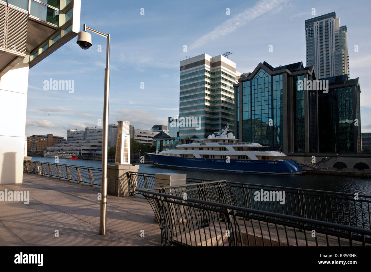 a boat at canary wharf in london Stock Photo - Alamy