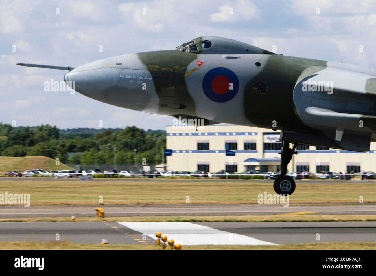 Avro Vulcan B2 XH558 in RAF camouflage landing at Farnborough Airshow Stock Photo