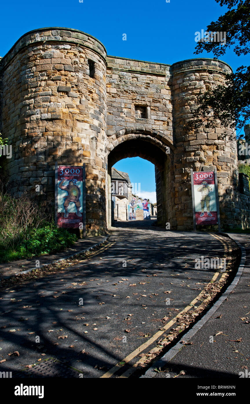 Scarborough castle blue sky hires stock photography and images Alamy