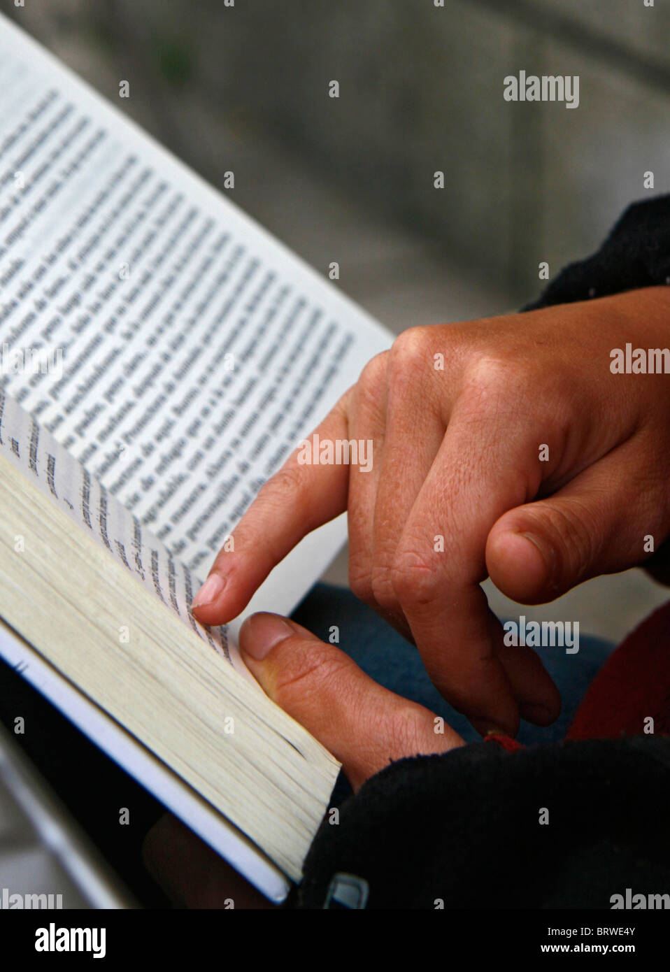 Hands reading hi-res stock photography and images - Alamy