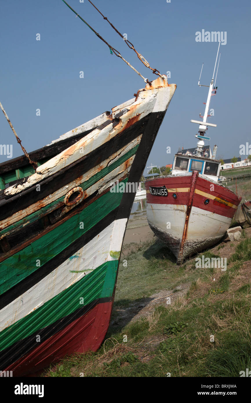 WRECK OF A BOAT WASHED UP ON THE SHORES, SIGN OF THE DROP IN FISHING ACTIVITY, LE CROTOY, BAY OF SOMME (80), FRANCE Stock Photo