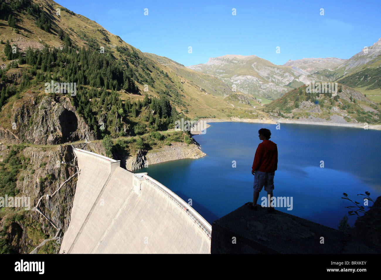 LA GITTAZ DAM, A CURVED GRAVITY DAM PUT INTO SERVICE IN 1967 AND SITUATED IN THE BEAUFORTAIN NEAR ARECHES-BEAUFORT, SAVOY (73) Stock Photo