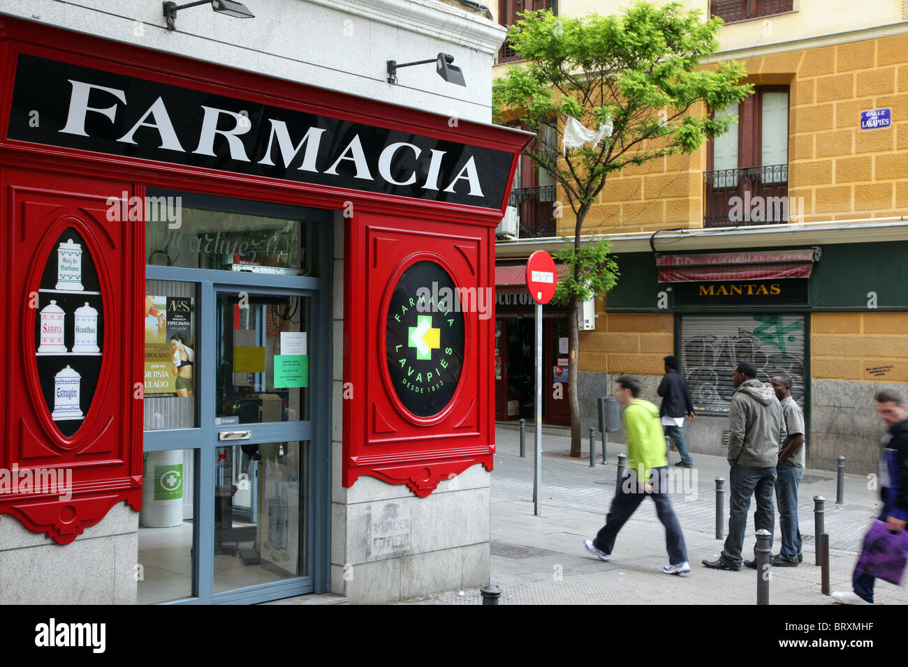 NEIGHBORHOOD FARMACIA (PHARMACY), CALLE DEL SOMBRERETE, LAVAPIES NEIGHBORHOOD, MADRID, SPAIN Stock Photo