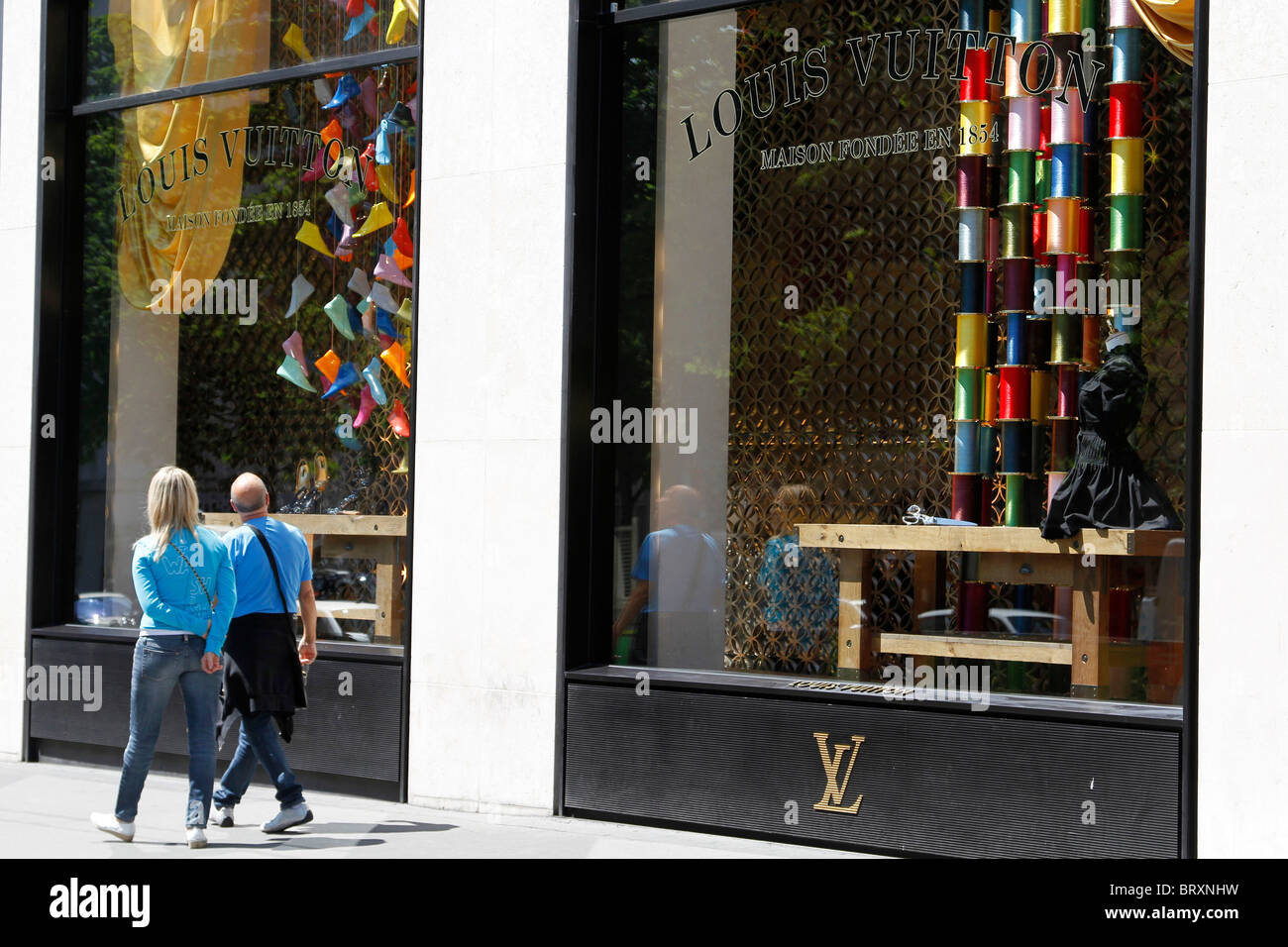 TOURISTS, STROLLER IN FRONT OF THE FACADE OF THE LOUIS VUITTON BOUTIQUE ON  THE CHAMPS ELYSEES Stock Photo - Alamy