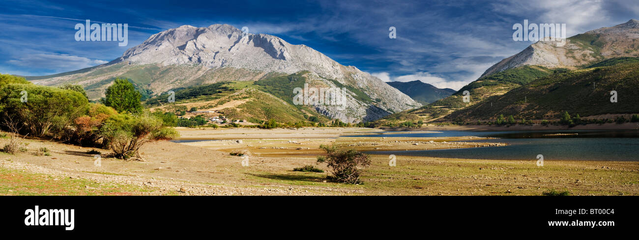 Panorama including the village of Cardaño de Abajo, the partly dry Camporedondo Reservoir and the limestone massif of Espigüete Stock Photo