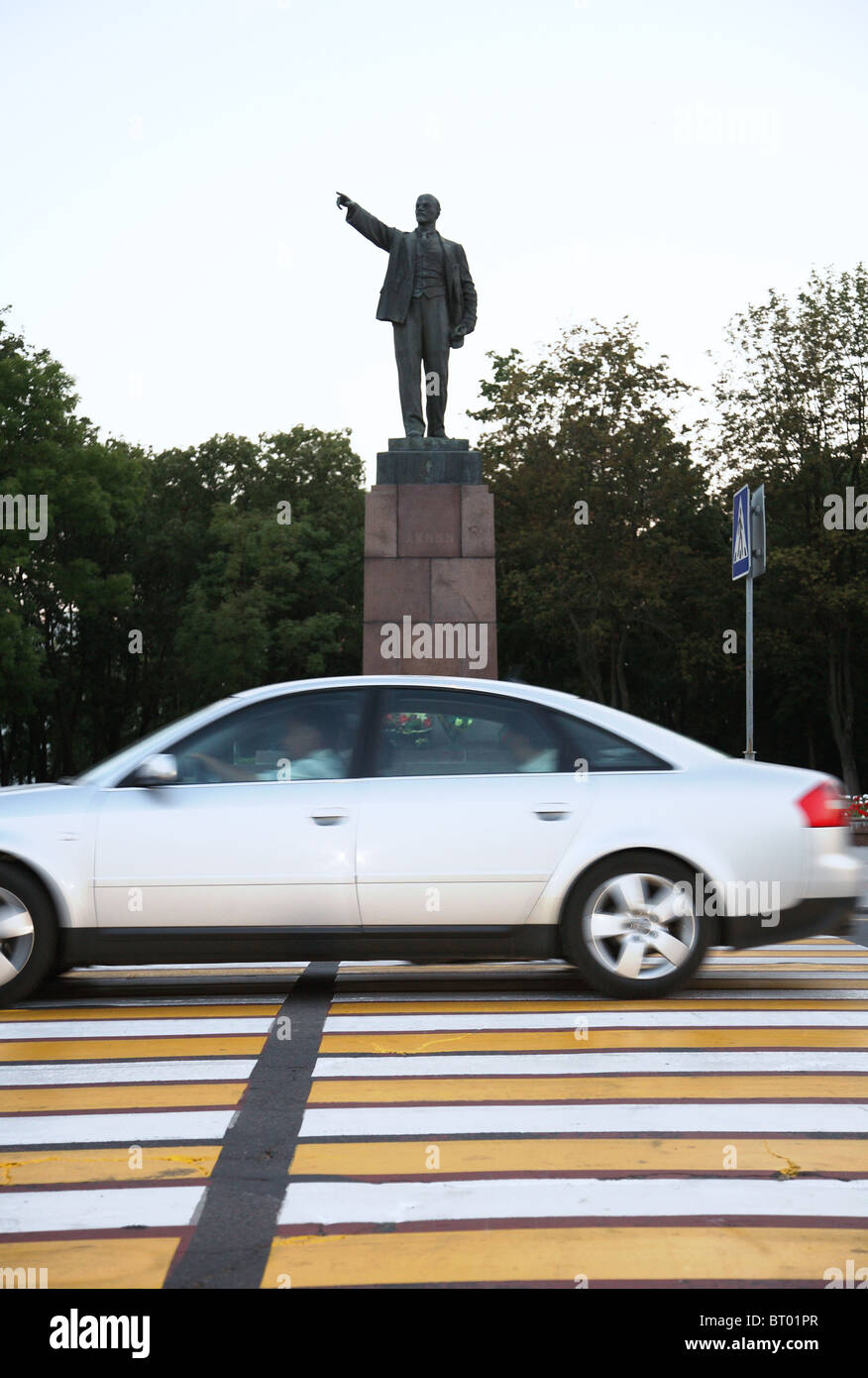 Street scene in front of Lenin monument, Brest, Belarus Stock Photo