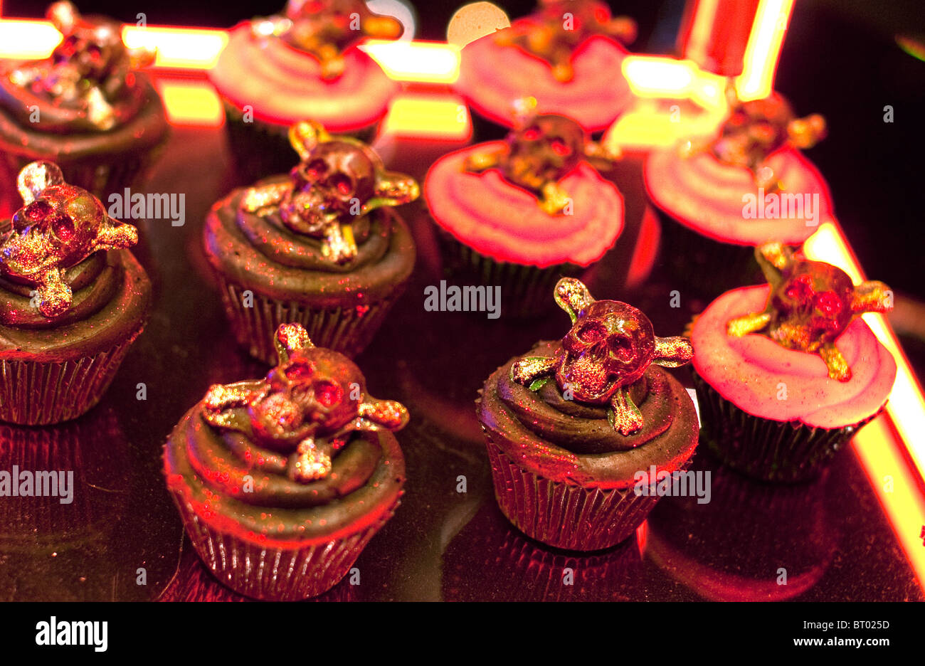 Skullandcrossbones cupcakes in Soho shop window, London Stock Photo
