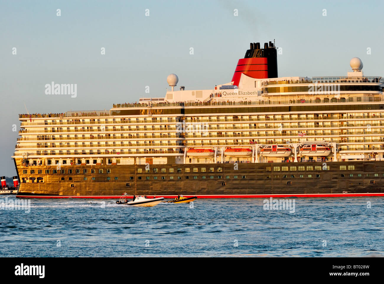 Liner 'Queen Elizabeth' sailing on her maiden voyage from Southampton water Stock Photo Alamy