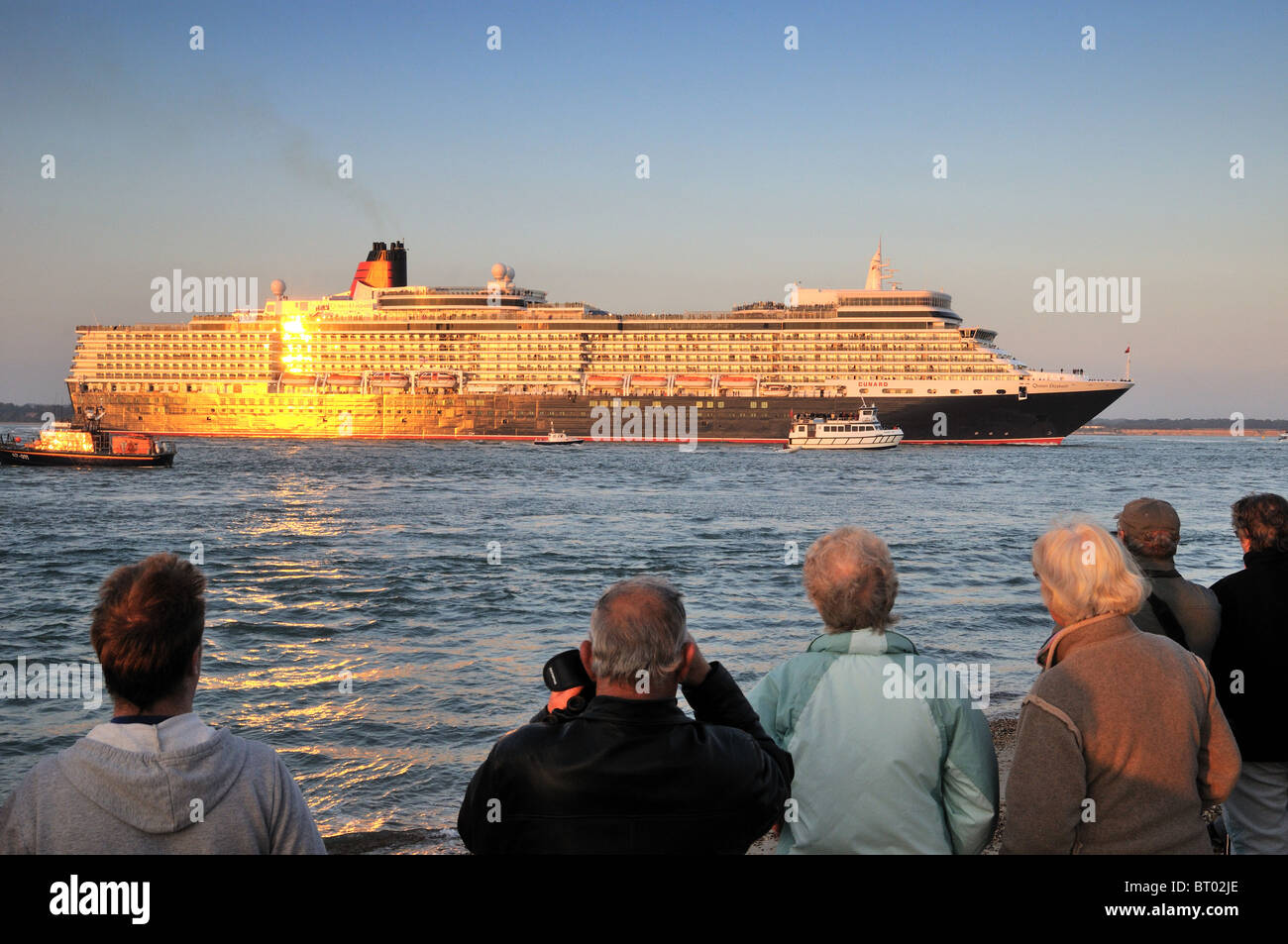 Liner 'Queen Elizabeth' sailing on her maiden voyage from Southampton water Stock Photo Alamy