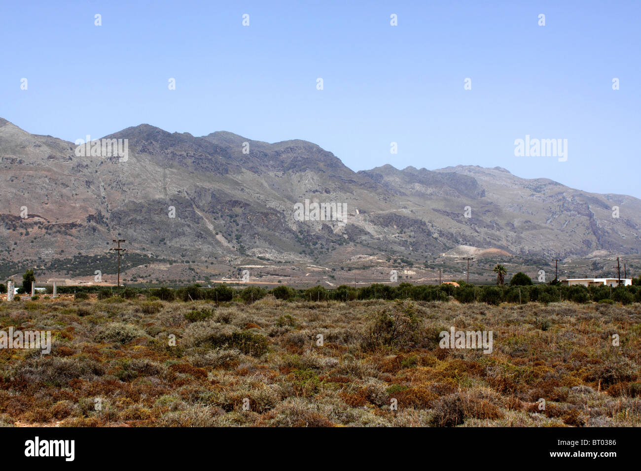 THE LEFKA ORI, WHITE MOUNTAINS, RISE ABOVE FRANGOKASTELLO ON THE GREEK ISLAND OF CRETE. Stock Photo