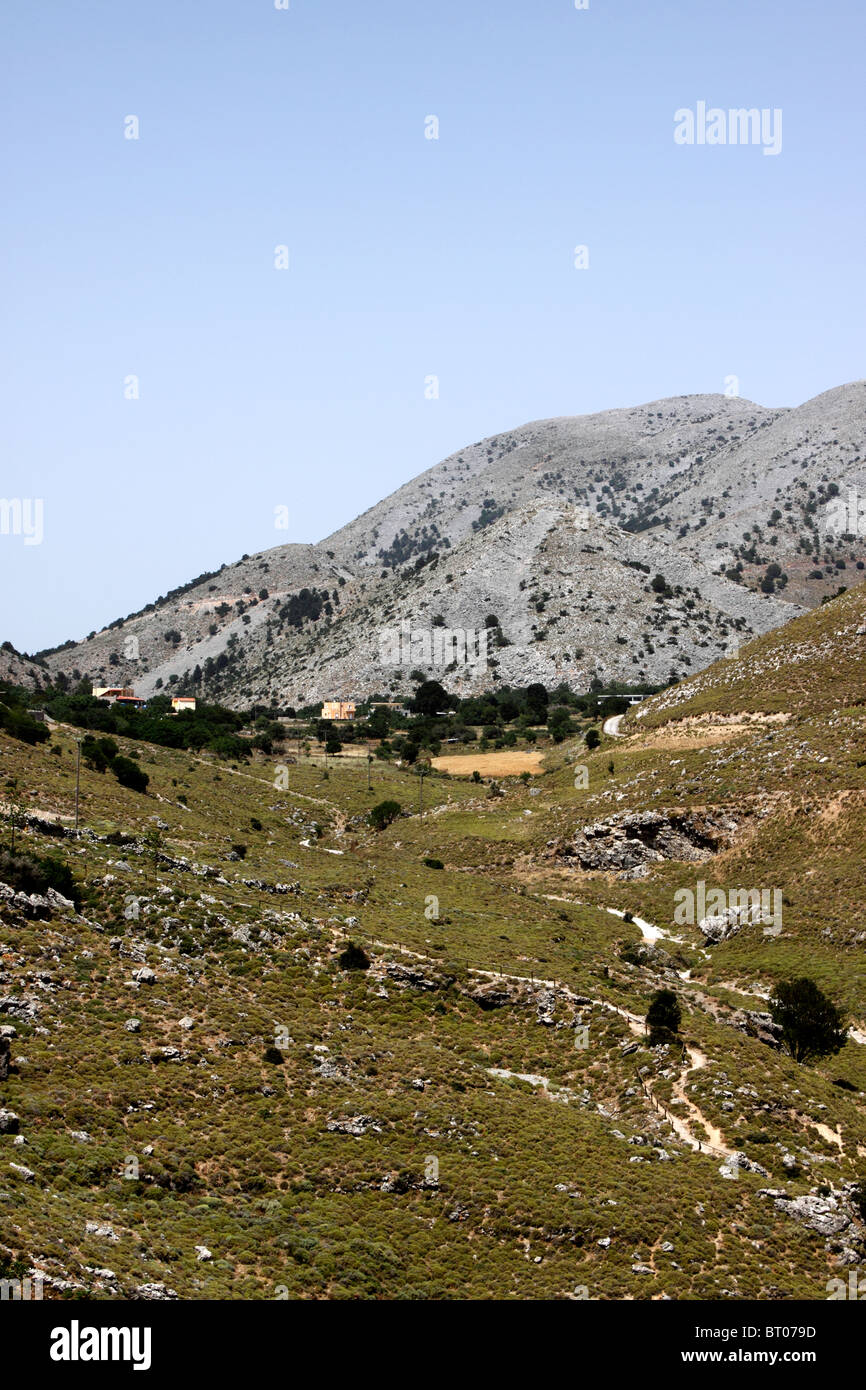 THE FOOTHILLS OF THE LEFKA ORI, WHITE MOUNTAINS AT IMBROSS ON THE GREEK ISLAND OF CRETE. Stock Photo