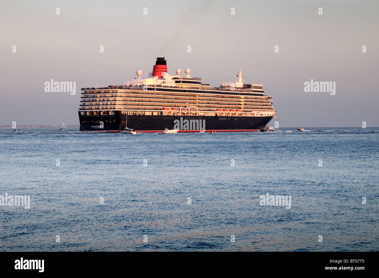 Liner 'Queen Elizabeth' sailing on her maiden voyage from Southampton water Stock Photo Alamy