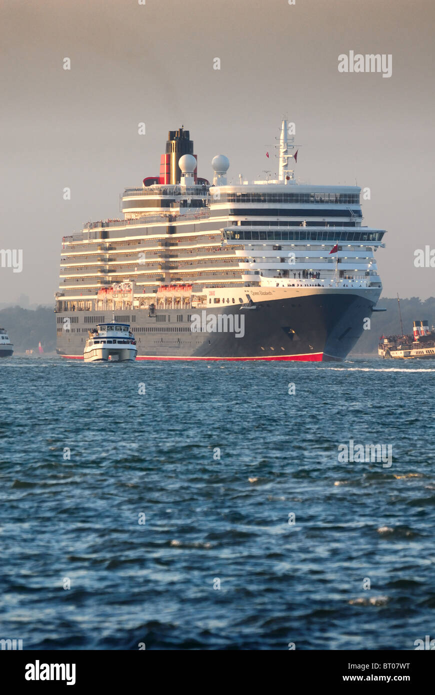 Liner 'Queen Elizabeth' sailing on her maiden voyage from Southampton water Stock Photo Alamy