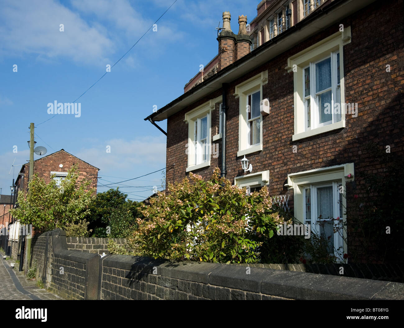 Canal-side cottages in the shadow of Trencherfield Mill, Wigan Stock Photo