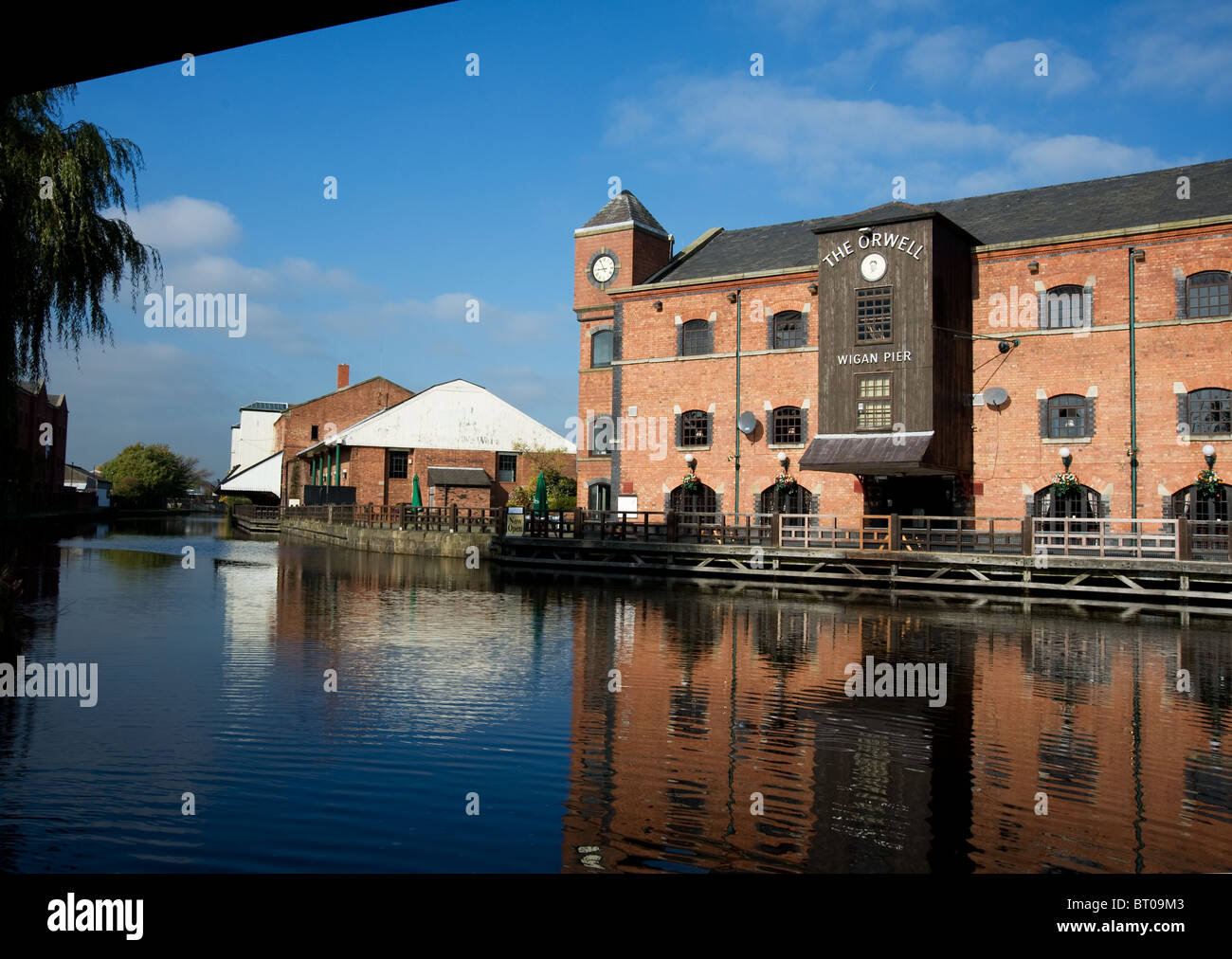 'The Orwell' and the Leeds/Liverpool canal at Wigan Pier Stock Photo