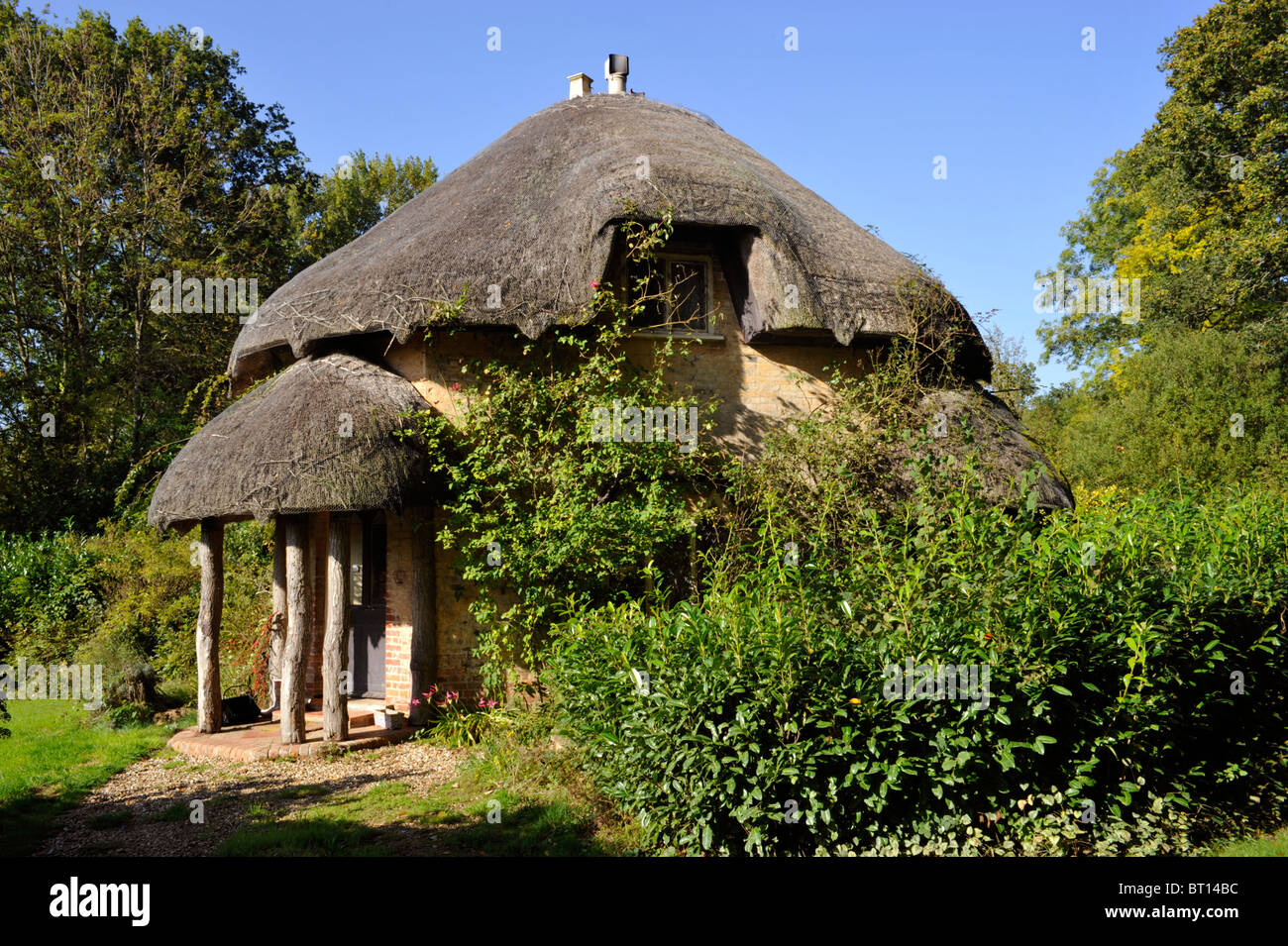 traditional small thatched cottage at the entrance to gaunts house near wimborne dorset england uk Stock Photo