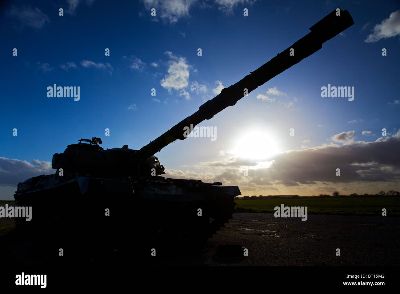 Military tank silhouette hi-res stock photography and images - Alamy