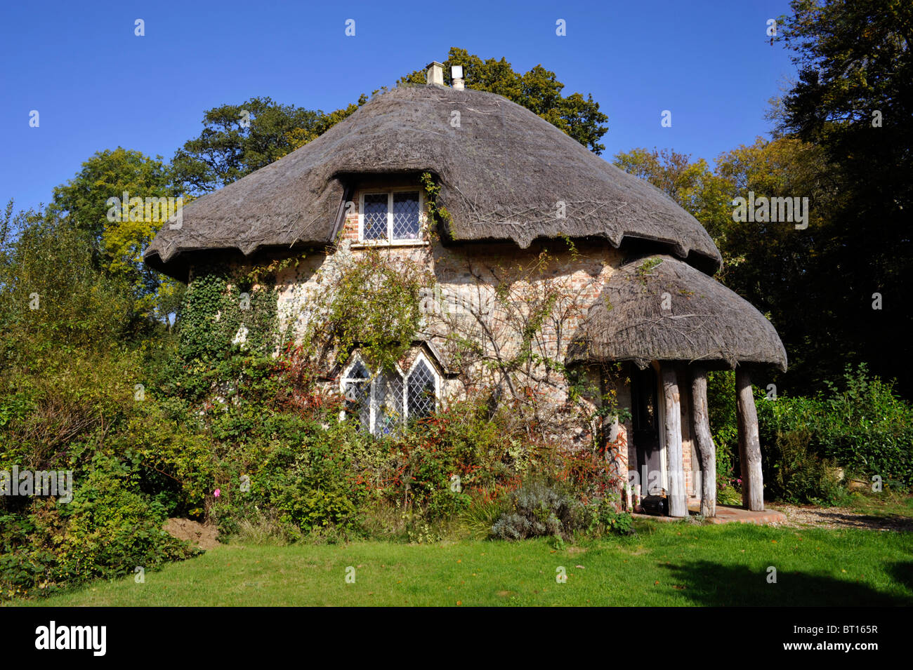 traditional small thatched cottage at the entrance to gaunts house near wimborne dorset england uk Stock Photo