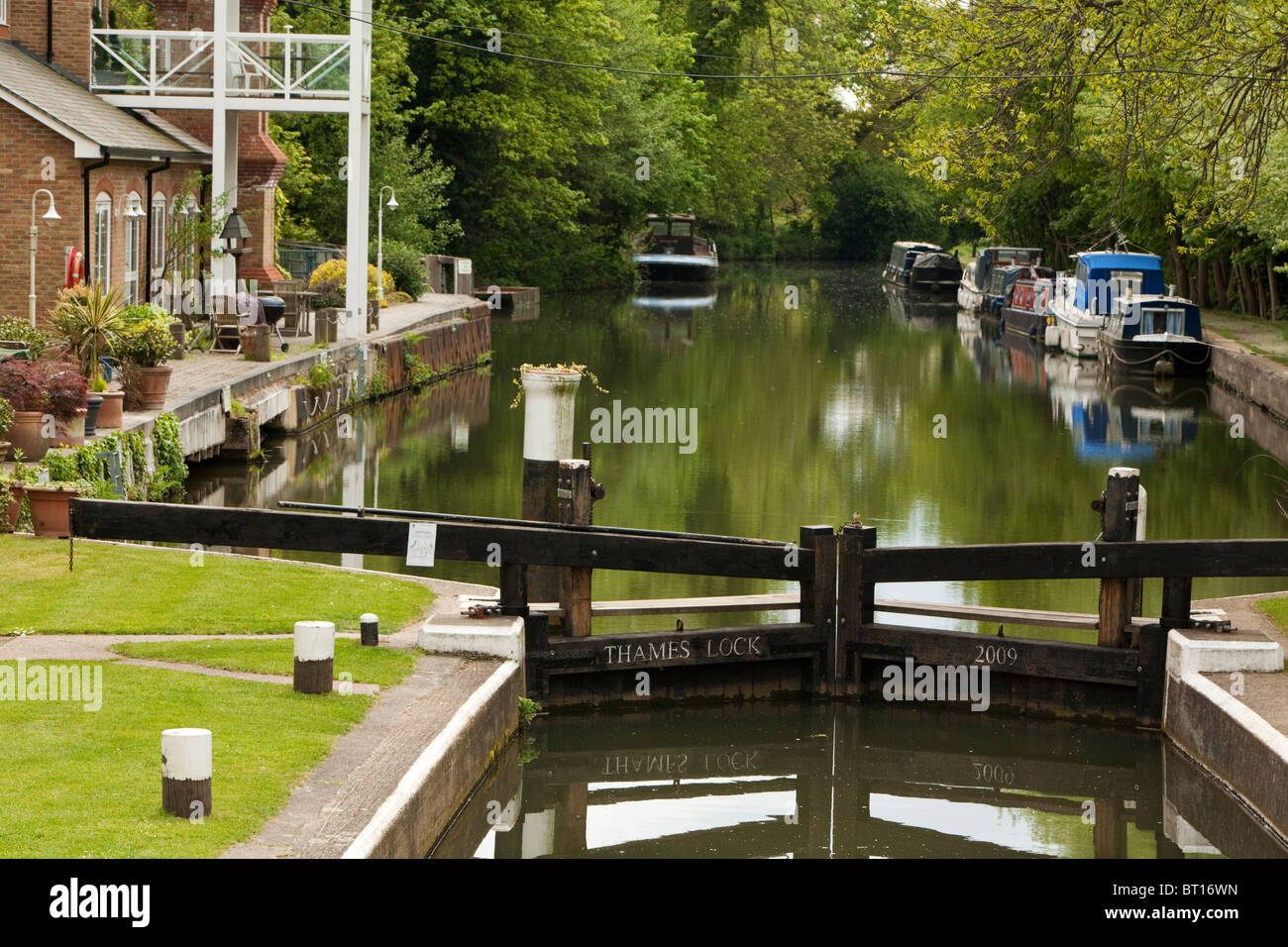 Thames Lock on the Wey Navigation Canal, Weybridge, Surrey, Uk Stock Photo