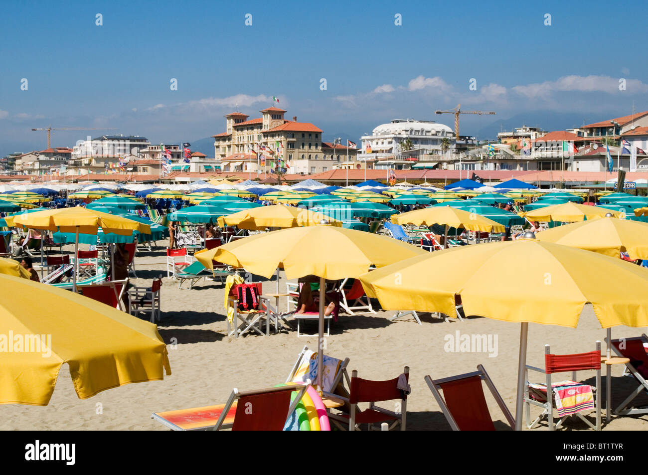 viareggio beach private italian seaside town holiday destination sun shade sunshade umbrella sun sunny hot sand sandy italy well Stock Photo