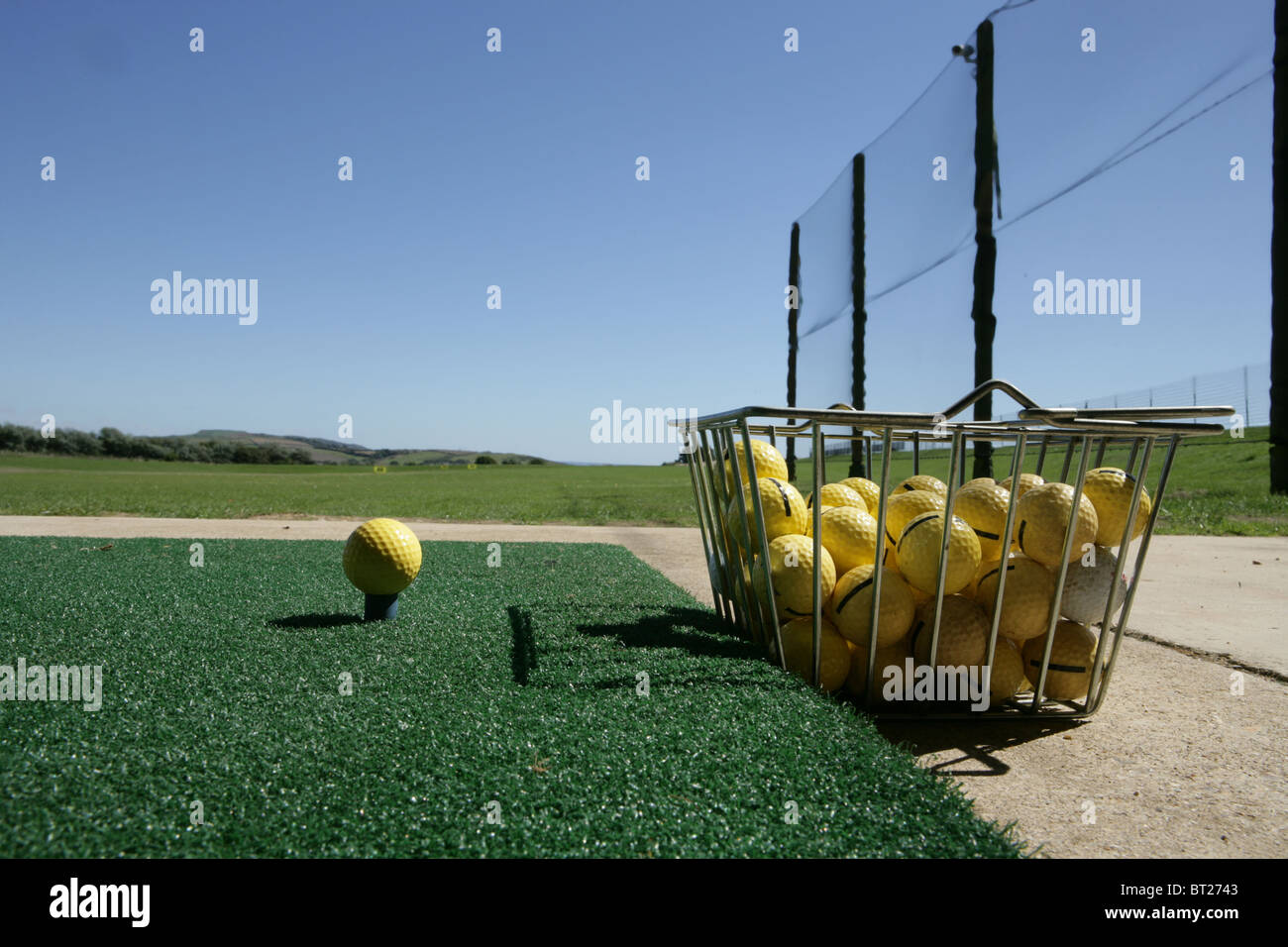 Golf practise bucket hires stock photography and images Alamy