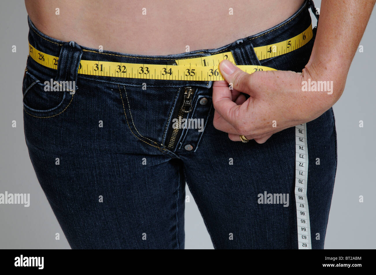 Tape measure around someone's waist – License Images – 936264