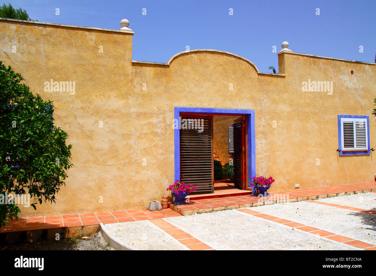 Yellow and blue door hi-res stock photography and images - Alamy