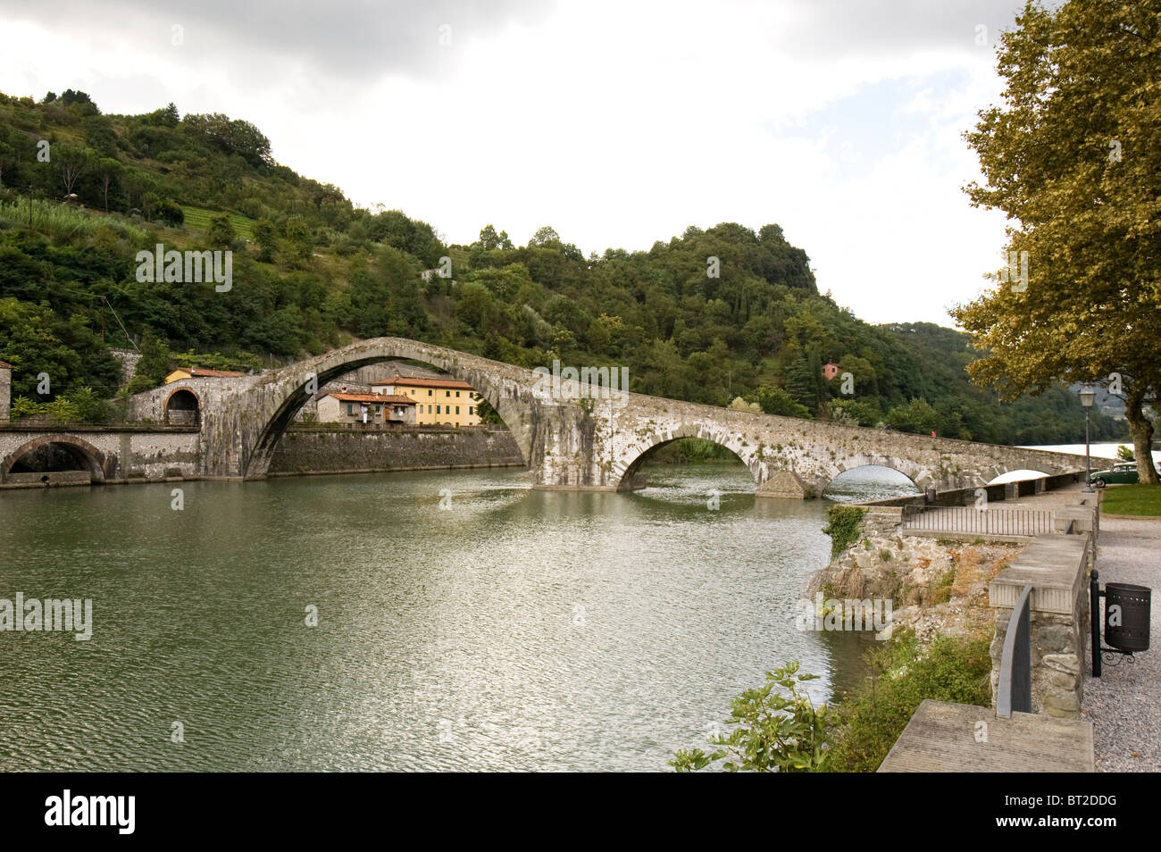 Ponte della Maddalena, Borgo a Mozzano, Tuscany, Italy. Also known as Ponte del Diavolo. Stock Photo