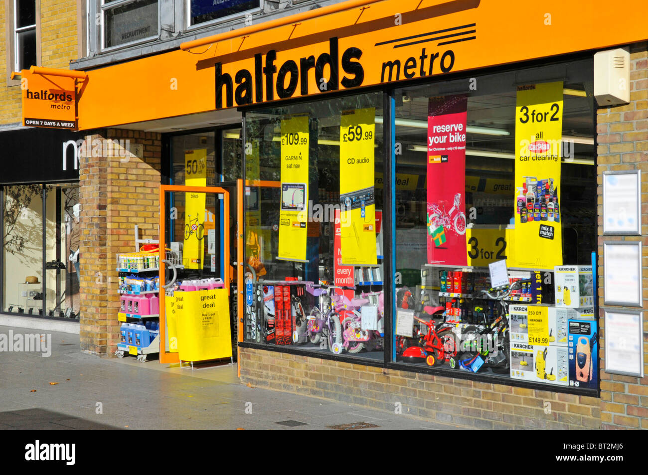 Outside halfords shop hires stock photography and images Alamy
