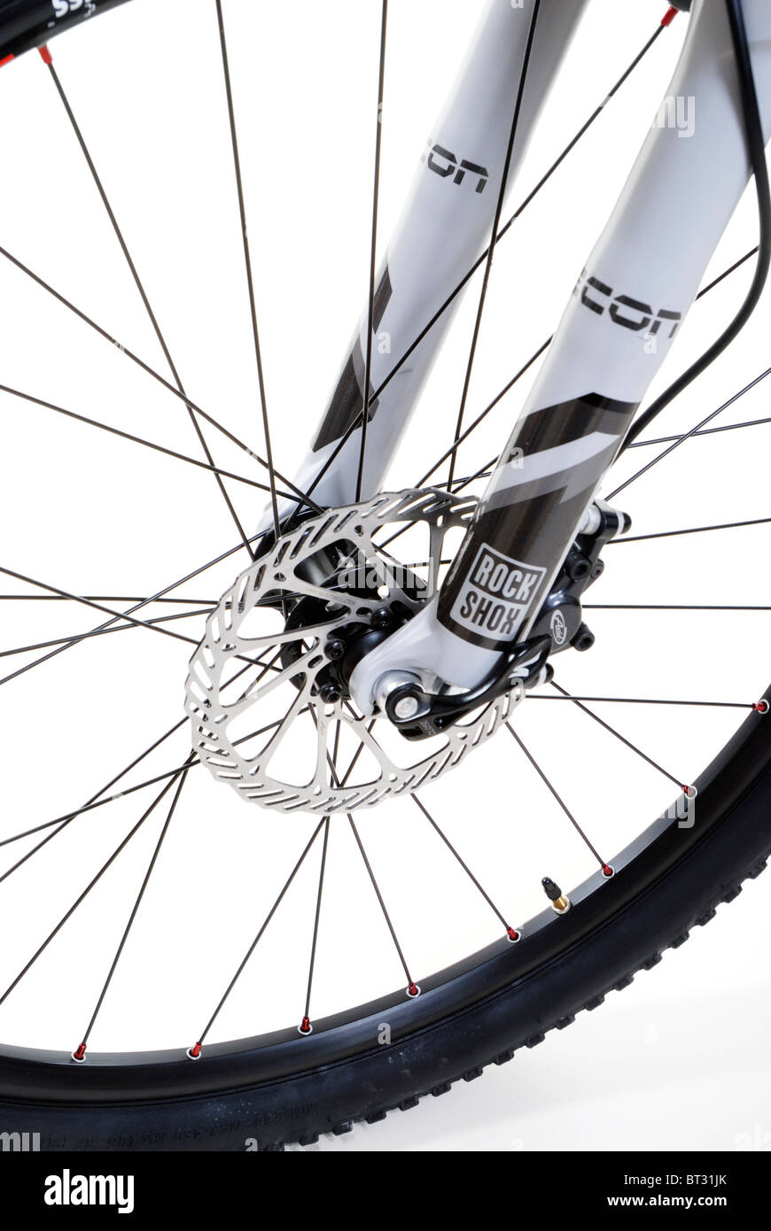 Mountain bike front wheel with hydraulic disc brakes and