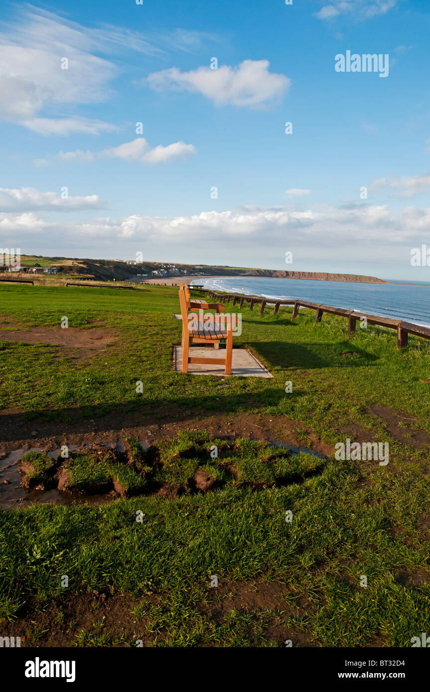 A bench to relax on and enjoy the beauty of the Yorkshire coast at Primrose Valley Holiday Park, Filey Stock Photo