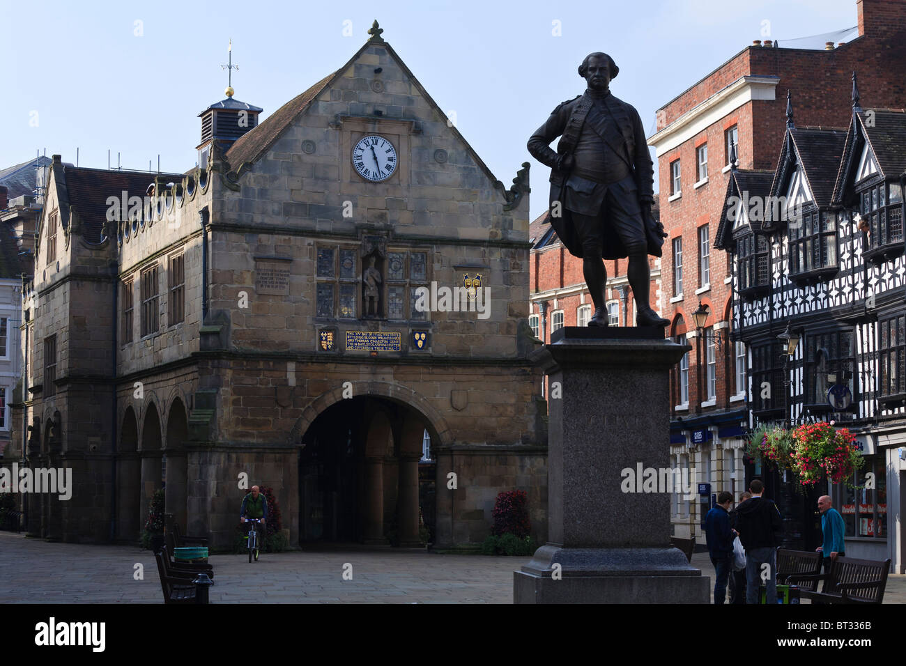 Shrewsbury market square featuring the 16th century market hall and statue of Clive of India. Stock Photo