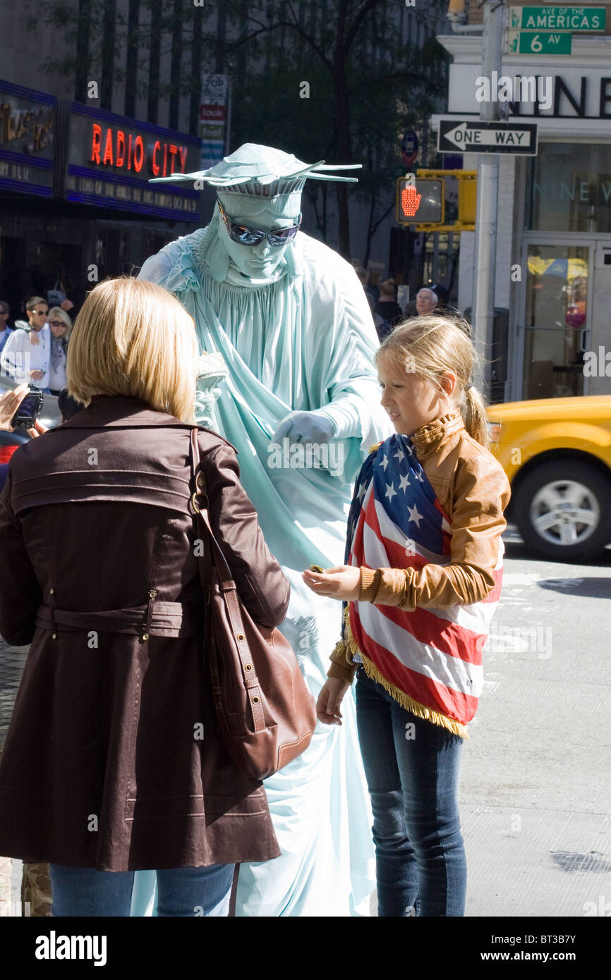 A Lady on the streets of New York dressed as the Statue of Liberty Stock Photo