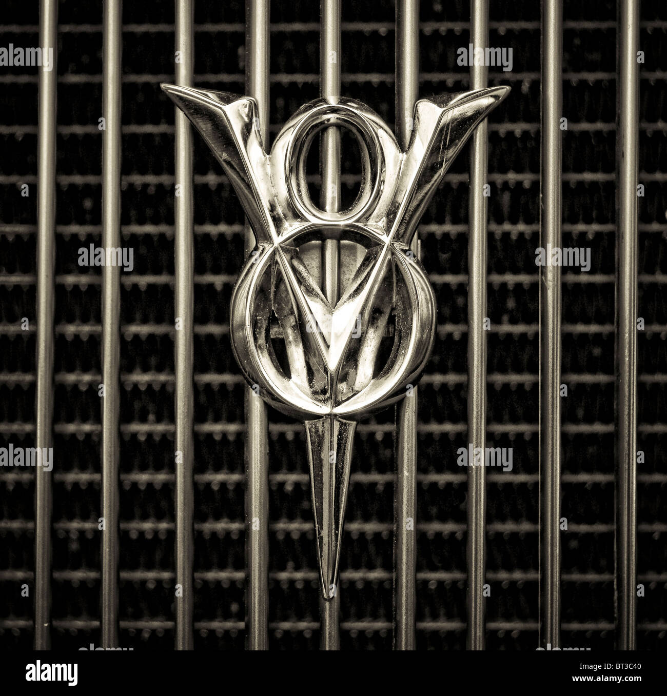 V8 emblem hi-res stock photography and images - Alamy