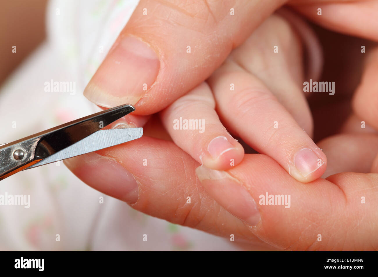 дети стригут ногти на руках. ногти клеить. снимать ноготь ребенку. длинные ногти у новорожденного. срезать ногти машинка.