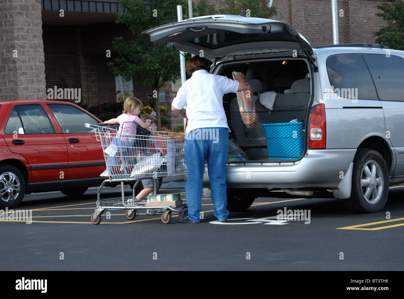 Grocery store parking lot bags hi-res stock photography and images - Alamy