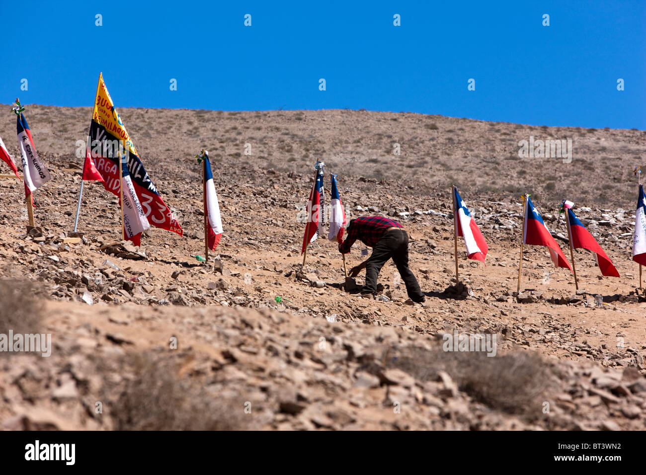 Copiapo, Chile San Jose Mine a man straightens Flags of Hope copy space Chilean rescue attempt for trapped miners Stock Photo