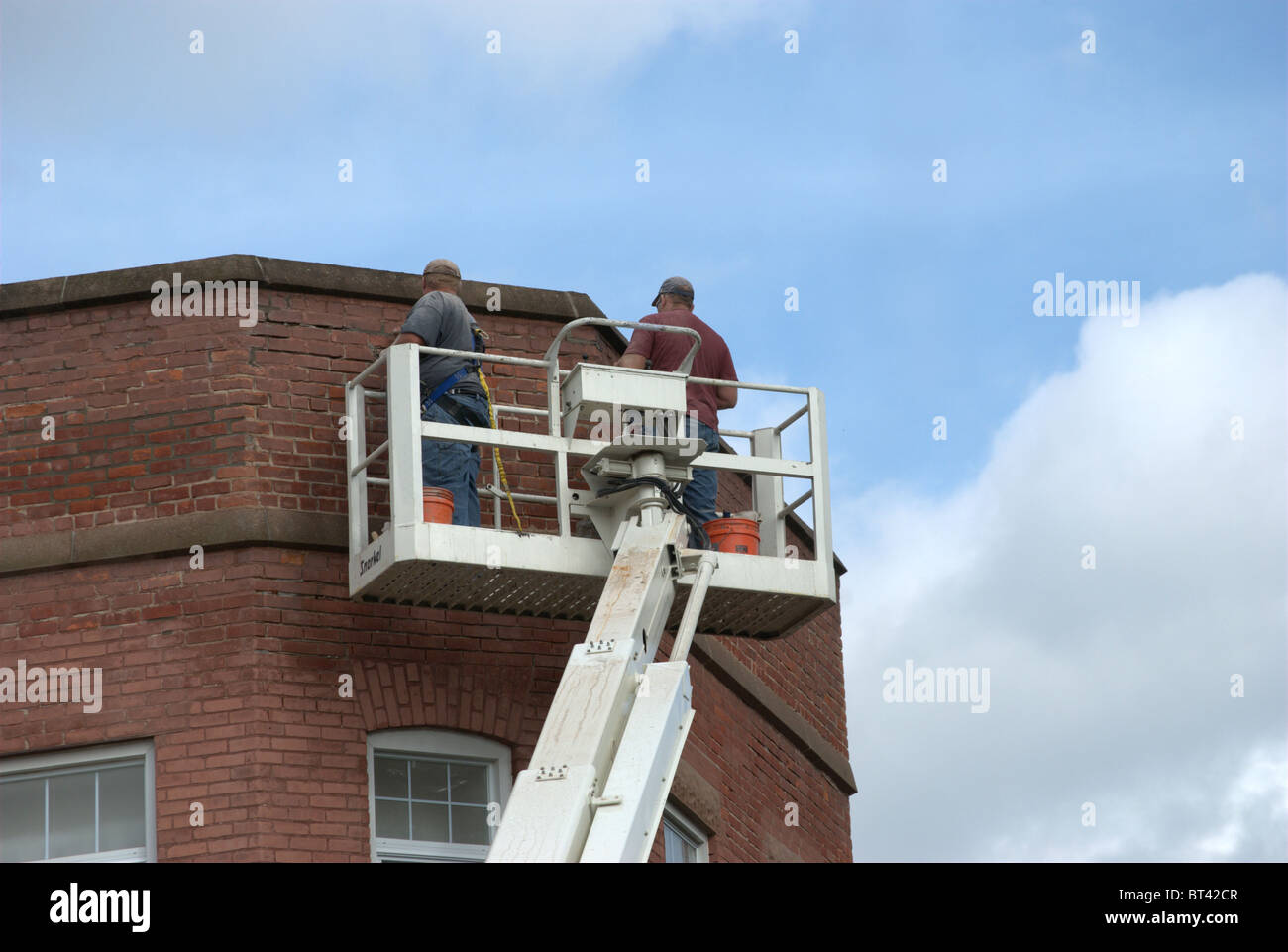 Bricklayers repair surface of apartment building Stock Photo Alamy