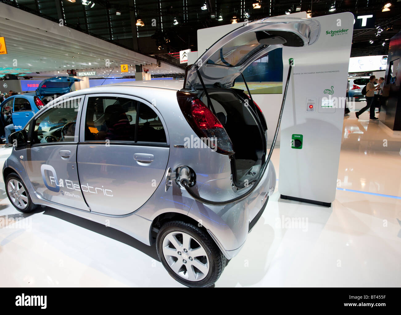 Seine et Marne. Voiture électrique Peugeot Ion. L'accent sur le chargeur  connecté à la prise de courant 220V classique (standard Photo Stock - Alamy